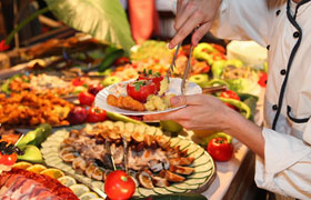 つい食べ過ぎちゃう前に知っておきたい! 旅行太りを防止する3つの方法