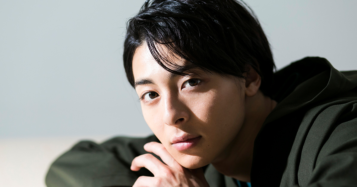 “国宝級イケメン” 高杉真宙が年上女性の魅力を語る――「恋に年齢は関係ない。お互い支え合える関係が理想」