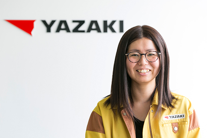 矢崎部品株式会社 EVシステム開発設計センター 第一EVコネクタ開発部 12Cチーム 篠原万歩さん 工業高等専門学校卒業後、カーメーカーの子会社にて車両開発に携わる。約10年勤めたのち、ワーキングホリデーでドイツに1年間滞在。帰国後、2016年に矢崎部品株式会社に入社。現在は高圧コネクタ用端子の開発設計に携わる