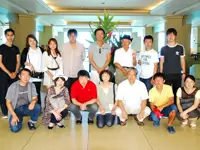 社員旅行で沖縄に行った時のワンショット。全体的にみんなカタいですね（笑）