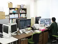 Webディレクターやネットショップ運営スタッフが活躍するデスク。働きやすい環境を整えています。