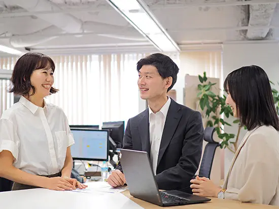 社内はフリーアドレス。年齢や社歴に関係なく意見や雑談を交わせる自由な雰囲気です！