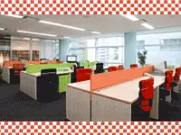 ビタミンカラーのカラフルなオフィス。インテリアは社内スタッフのアンケート結果をもとに配置しています！