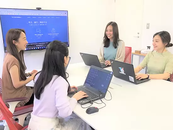 女性が活躍中です！産育休の取得実績も、男女ともにありますよ。