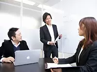 オフィスビルは恵比寿駅から徒歩4分。キレイで明るい職場には、いつも笑顔があふれています！