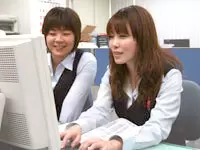 入社後は専用ソフトの使い方や顧客対応方法など、先輩社員がしっかり丁寧に教えるので安心してください。