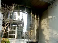 御茶ノ水駅近くにある本社。春になると目の前の公園で桜が舞い散ります