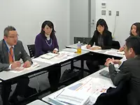 会議はいつも白熱しています！もっと良い飲食ゾーンを構築するためにアイデアを練っています。