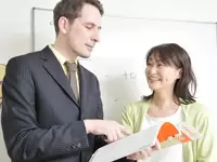 生徒だけでなく、外国人講師ともコミュニケーション　　を取り、協力し合いながら教室を創ります。