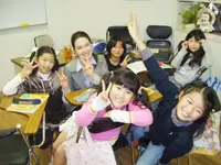 幅広い年齢層の生徒さんが集まる教室は、常に活気に満ち溢れています。