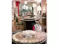 サンフランシスコにある店舗。世界の女性が集う、おしゃべりをしながらメイクを楽しめるスポット。