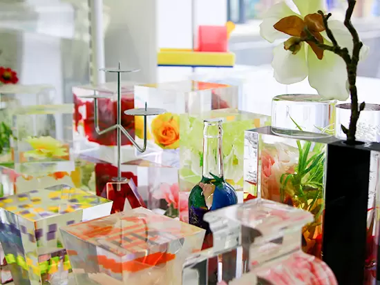 色とりどりの花をアクリルの中に閉じ込めたような置き物。実はなかなか見られない技術の一つ。