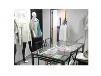 店内には、トレンド感あふれるスタイルの服が並んでいます