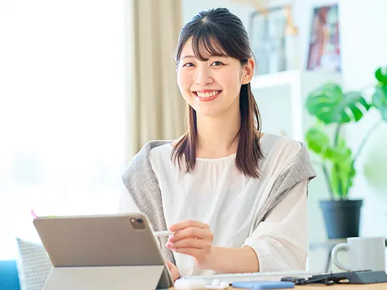 仕事に慣れたら週2日までリモートワークOK。チャットも活用してコミュニケーションを取っています。