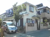 一軒家を改築した施設。