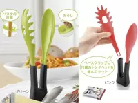 パスタの軽量やおろしもできちゃう、ヘッドを付け替えられるマルチで便利なトング。