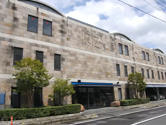住宅街に落ち着いた雰囲気でたたずむ石造りのおしゃれな社屋。