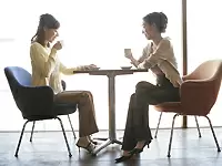 オフィスビルの1階にはカフェやレストラン、女性でも入りやすい定食屋さんが沢山♪