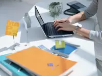 同じフロアでは女性社員も多く活躍しています。あなたの応募をお待ちしています。