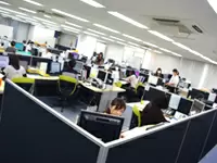 一人ひとりの作業ブースが広く、整然としたオフィス環境が魅力です！