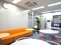 明るく清潔な休憩室でリフレッシュ！　オン・オフの切り替えがしっかりできる職場です。