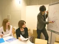 20代の若手メンバーが協力しあっています！定期的にミーティングして情報共有しています。