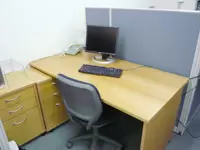 ここがあなたの席になります。木目の広いデスクなので、落ち着いて仕事をしていただけると思います！