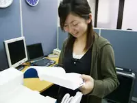 英語表現や解析に関する専門用語を調べるのも仕事の一つ。毎日新しいことを学べるのが楽しいんです！