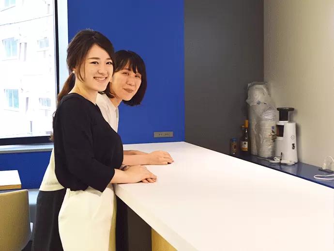 社内にあるバーカウンターでの一枚。設備も制度もユニークです。