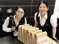 お客様の顔を思い浮かべながら、自慢のベノサンの商品を梱包しています。