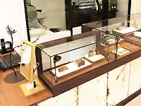 大阪高島屋店。オリジナルジュエリーも充実。熟練の職人の技が凝縮されています。