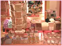 スイーツアクセサリーやケータイ向けデコグッズなど大人気商品が多数あります★