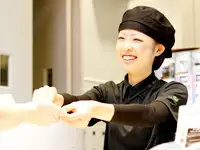 店舗で働く店長のうち、約9割は女性。定着率も高く、笑顔でお客様と向き合っています