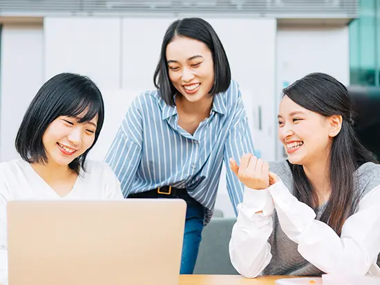 明るい社風が自慢！チームや仲間と一緒にIT業界を楽しめる環境です♪