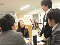 「この案はどう？」通りすがりの社員が飛び入り参加。 自然とコミュニケーションが生まれる空間です。