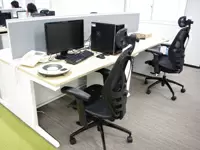 社員の働きやすさを考えて、椅子やデスクにもこだわっています。
