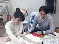 近くにいた営業さんとパチリ☆営業さんとデザイナーはとても距離が近く、お互い良きパートナーです。