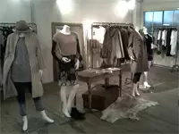 自分が携わった服が店舗に並べられると、この仕事のやりがいを実感することができます！