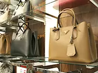 PRADAの新作バッグ。独自のルートでリーズナブルな価格を実現。