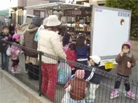エッセンの車を見つけると、すぐに子供たちとお母さんが集まってきて、すぐにぎやかに！