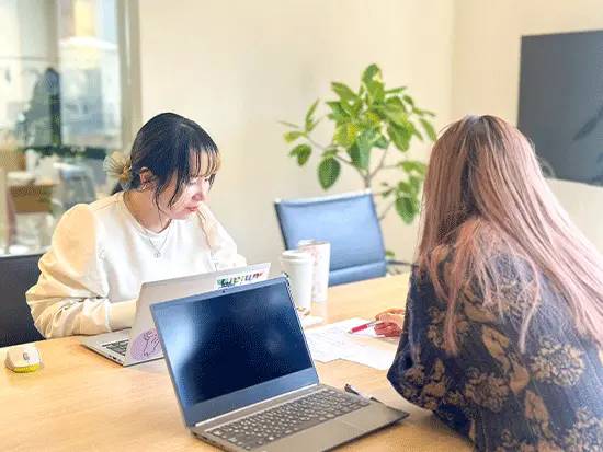 社員は20～30代が中心。お互いに意見を言いやすい環境で、チームワーク良く働いています！