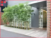 駅チカのオフィス。ウッド調のオシャレなエントランスです♪