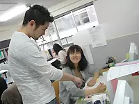 わからないことがあれば、同じフロアの「野草酵素」のスタッフたちに何でも聞いてください！