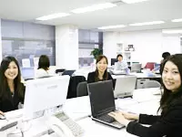 社内の雰囲気。広々としたフロアでは女性が多数活躍中です。