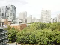 ビルの目の前には日比谷公園があるため、緑がたくさん！自然溢れる環境です。