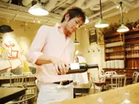 優れた料理と共に提供される、モチベーションあふれるスタッフのサービス。
