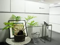 観葉植物や絵画が気持ちを和ませるエントランス。