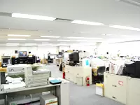 ワンフロアの社内はとてもアットホームです。