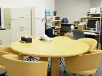 社内の真ん中にあるコミュニケーションスペース。いろんな部署のスタッフが気軽に話し合える空間！