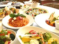 LOBROS CAFE&DININGでは、毎日新鮮なお野菜を使った美味しく体に優しいメニューをお届けしています。